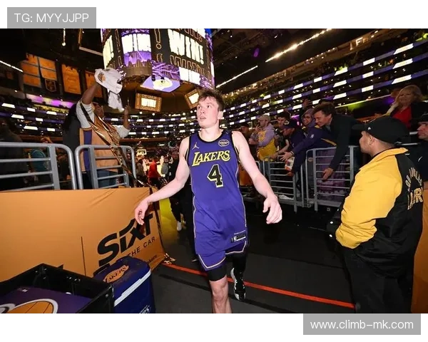 哈里斯全明星射手闪耀赛场，精准投篮引爆全场关注